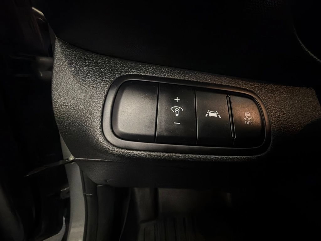 Used 2022 Hyundai Venue Limited FWD image 17