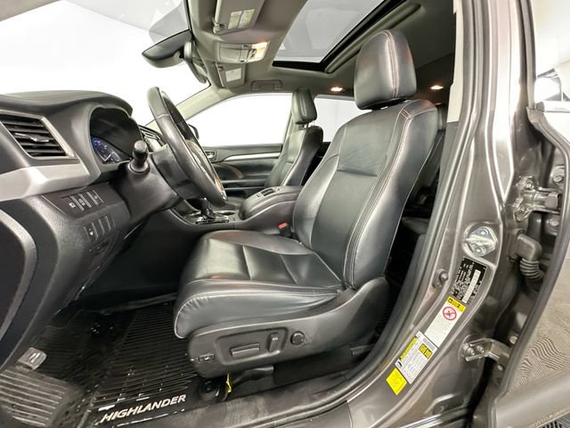 Used 2019 Toyota Highlander XLE AWD/4WD image 3