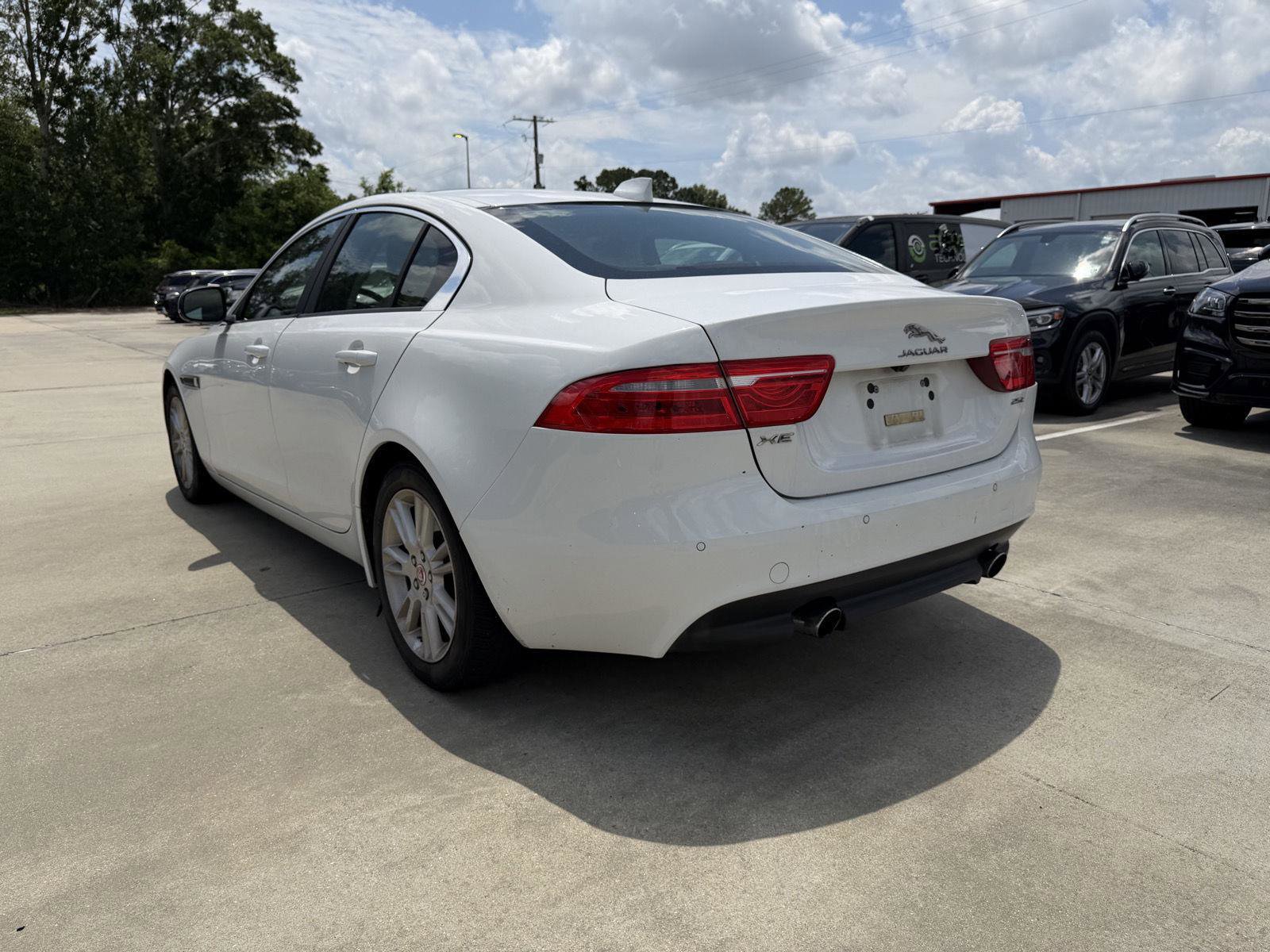 Used 2017 Jaguar XE Premium RWD image 18