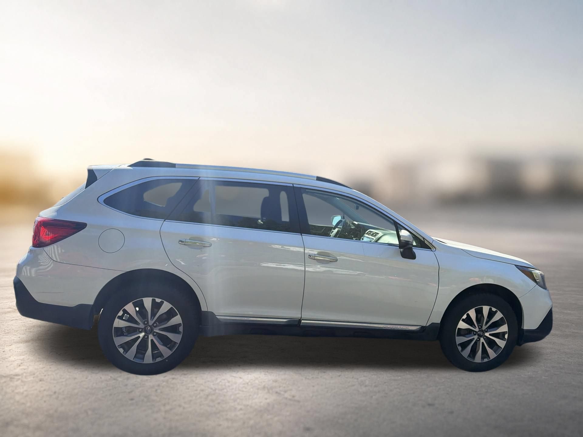 Used 2018 Subaru Outback 3.6R Touring AWD/4WD image 5