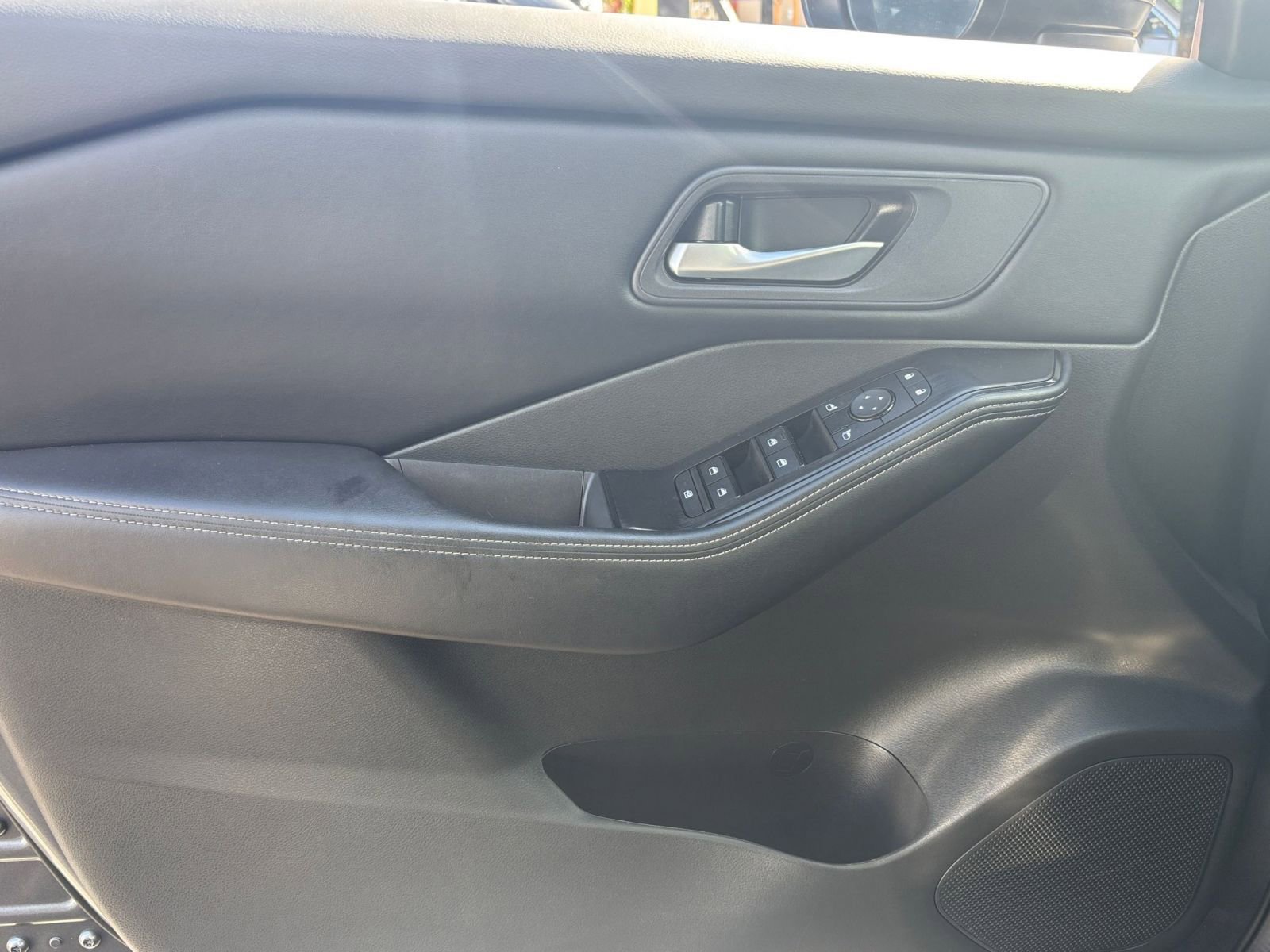 Used 2025 Nissan Rogue SV AWD/4WD image 18