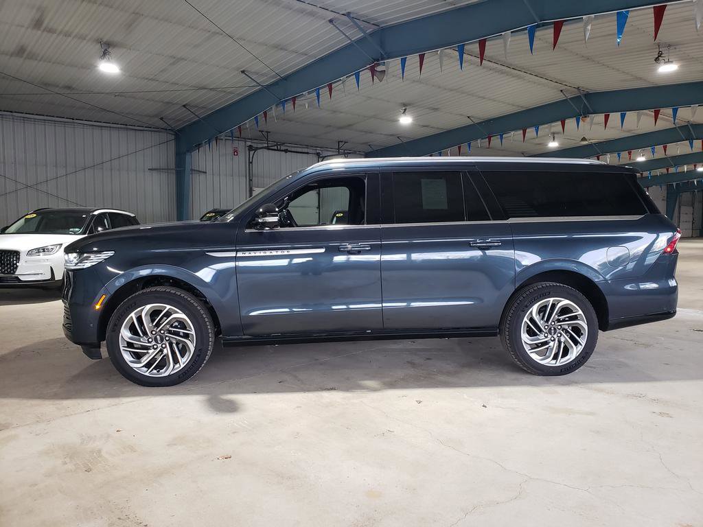 Used 2025 Lincoln Navigator L Reserve image 7