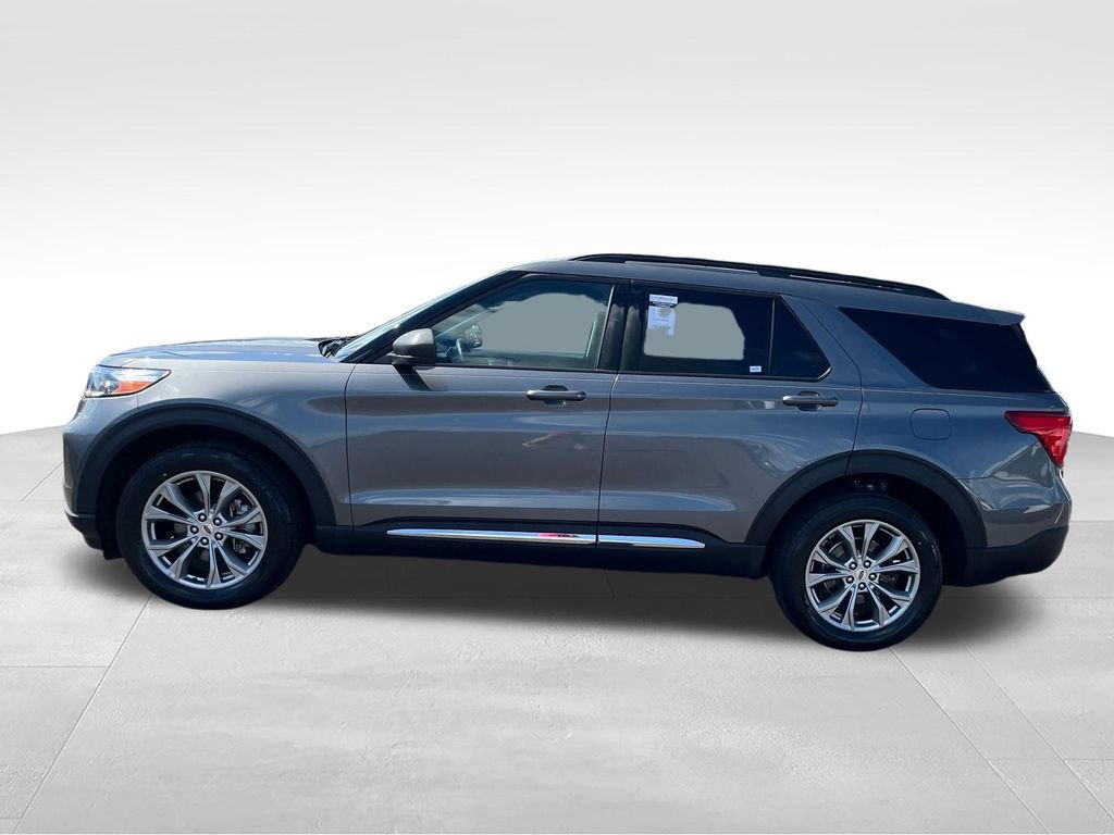 Used 2022 Ford Explorer XLT w/ Equipment Group 202A AWD/4WD image 2