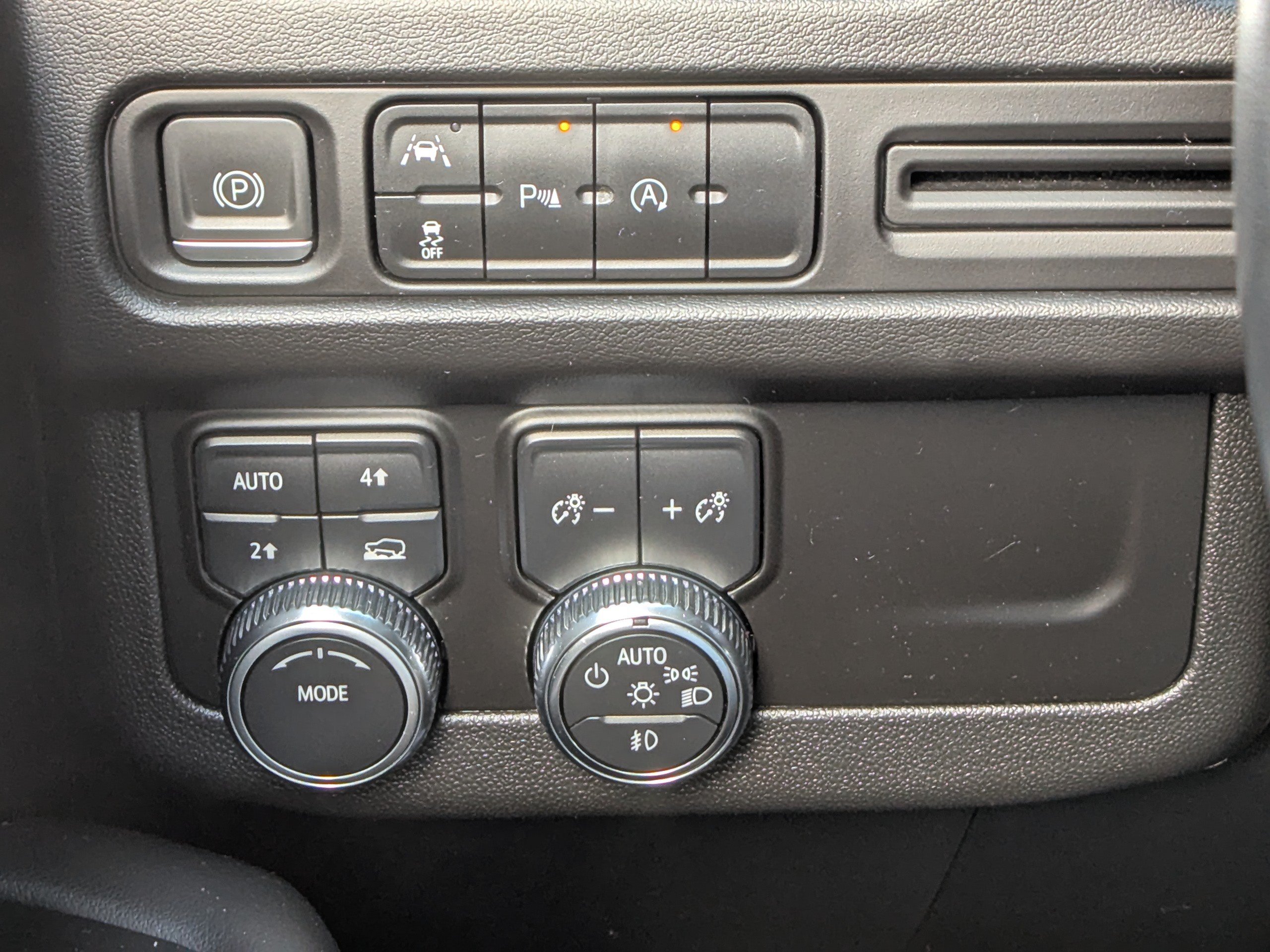 Used 2023 GMC Yukon SLT AWD/4WD image 29