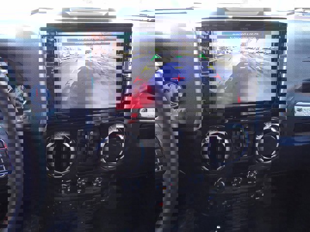 Used 2015 Jeep Wrangler Unlimited Rubicon w/ Connectivity Group image 15