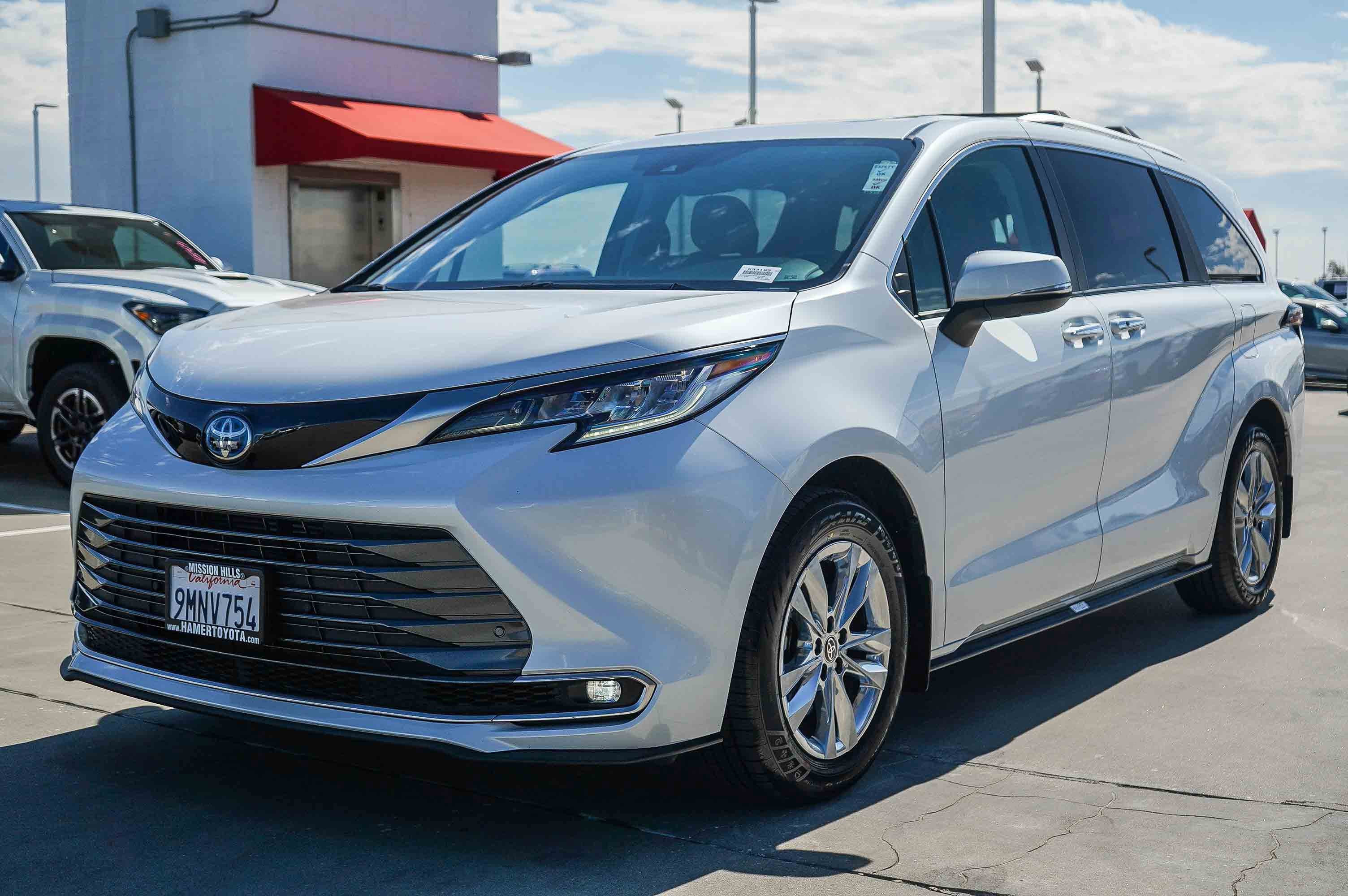 Certified 2024 Toyota Sienna Limited image 3