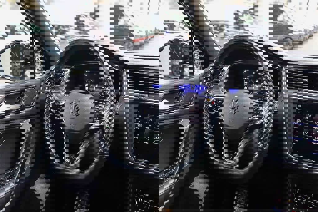 Used 2023 Volkswagen Tiguan SE R-Line image 16