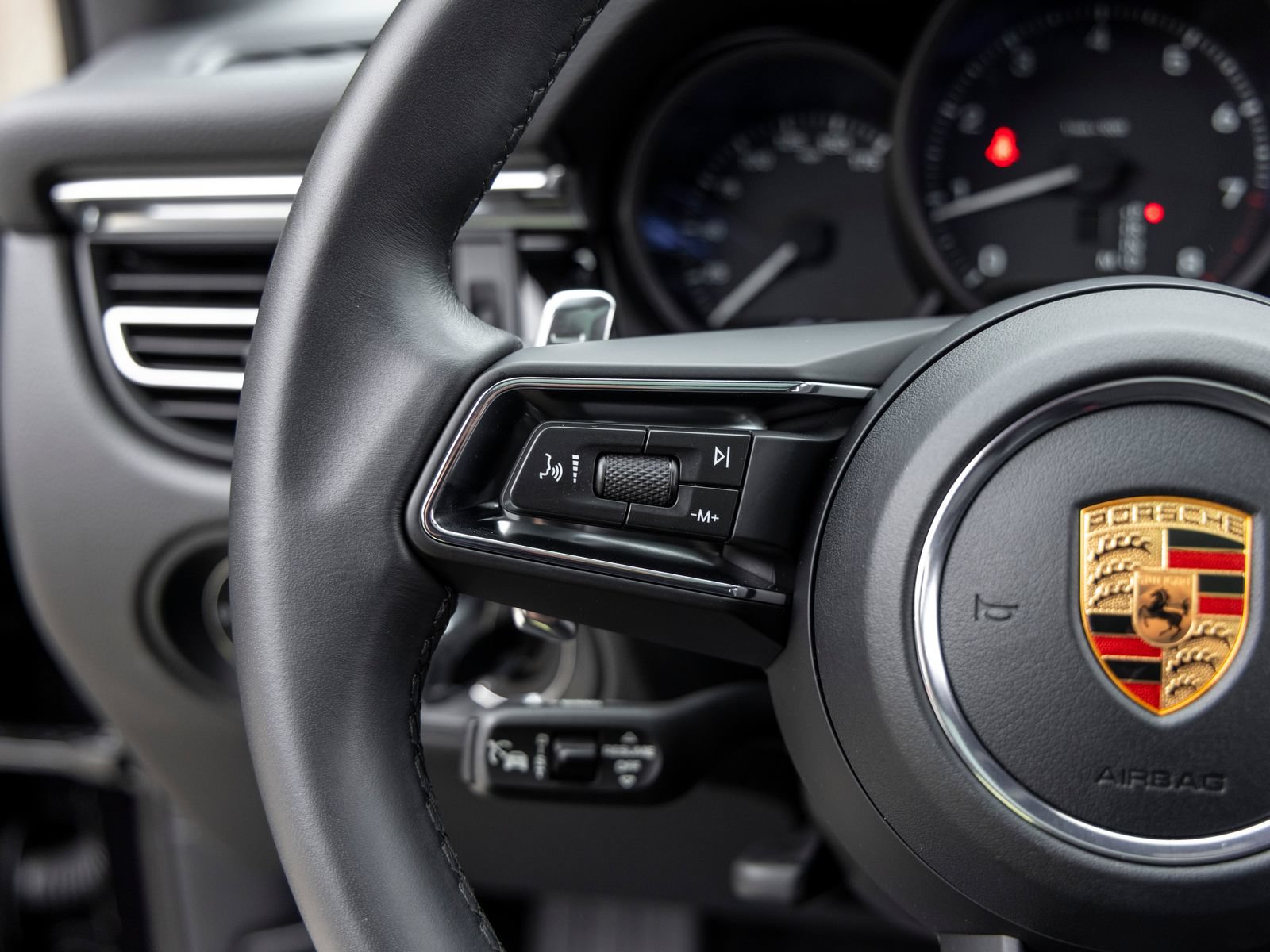 Used 2026 Porsche Macan AWD/4WD image 35