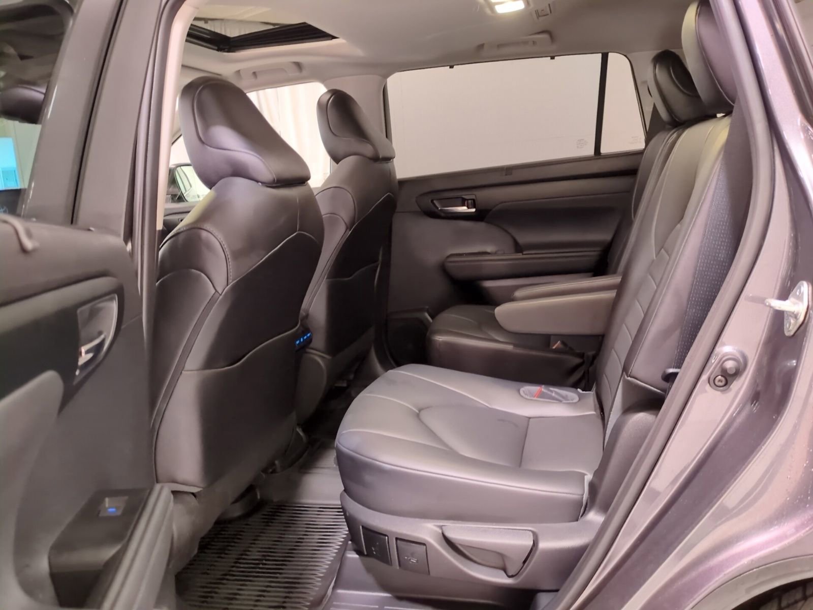 Used 2021 Toyota Highlander XLE image 14