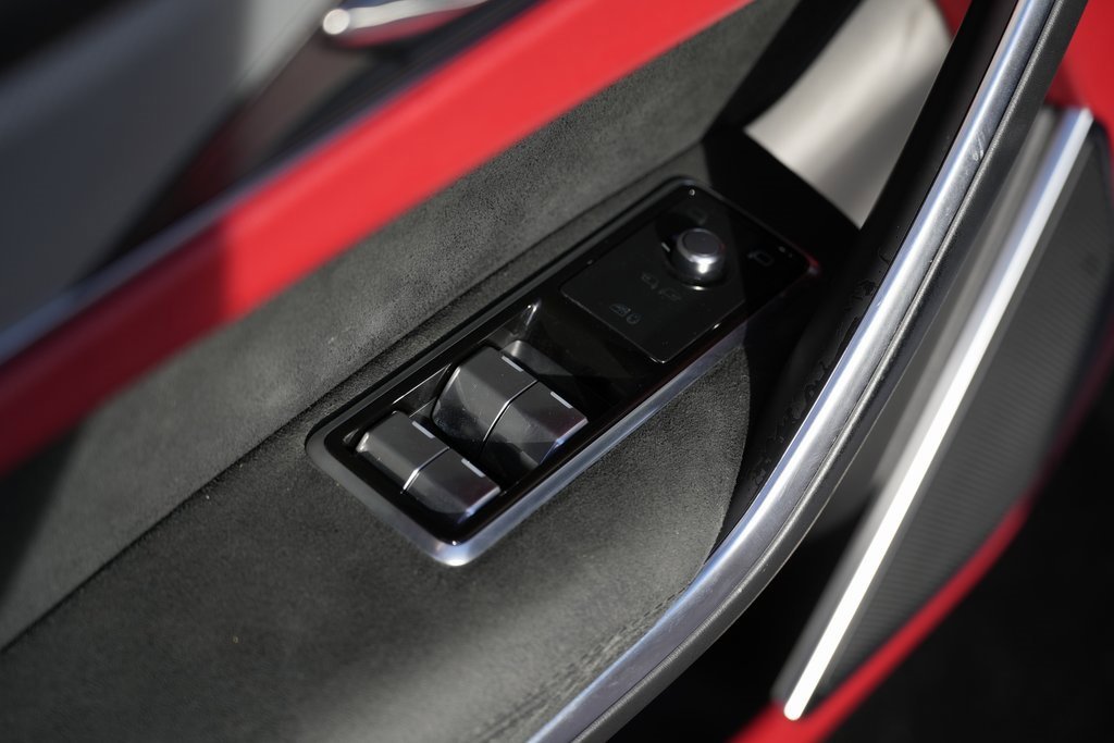 Used 2022 Jaguar F-PACE SVR image 28