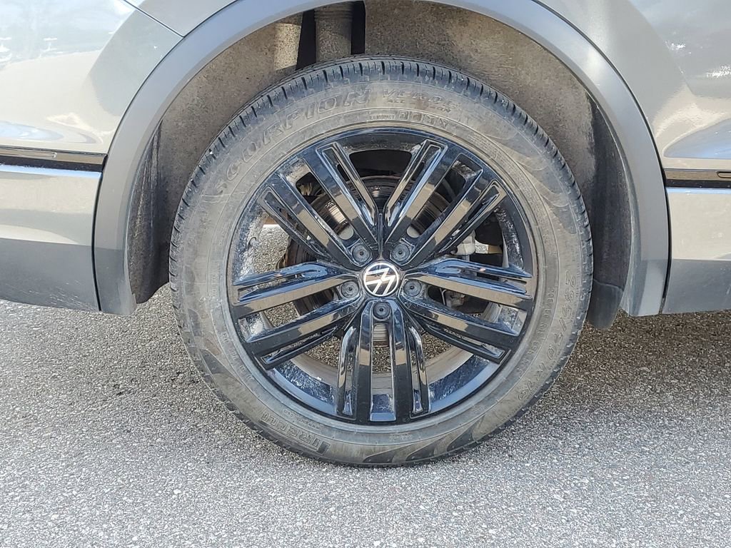 Used 2022 Volkswagen Tiguan SE R-Line image 5