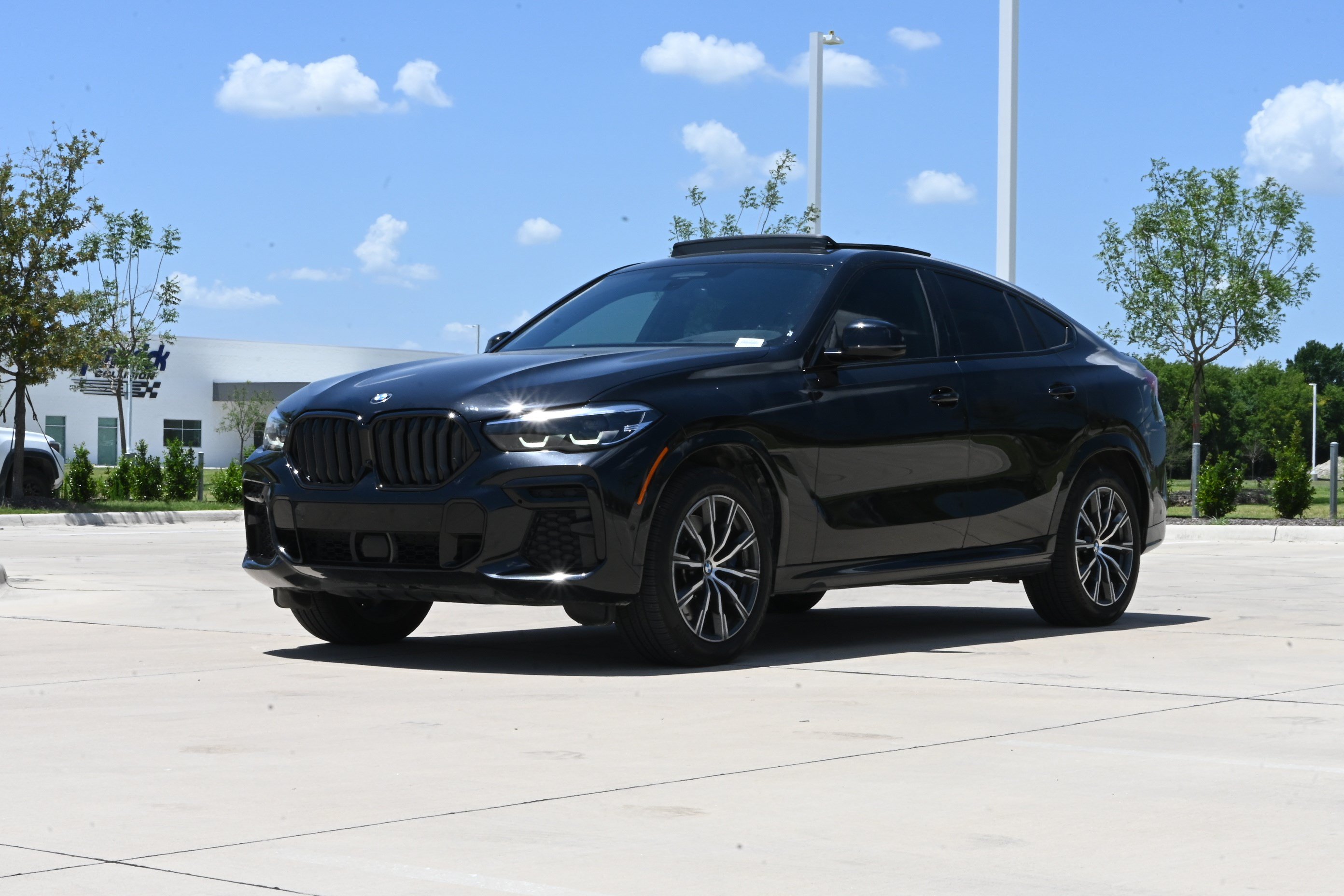Certified 2022 BMW X6 M50i AWD/4WD image 5