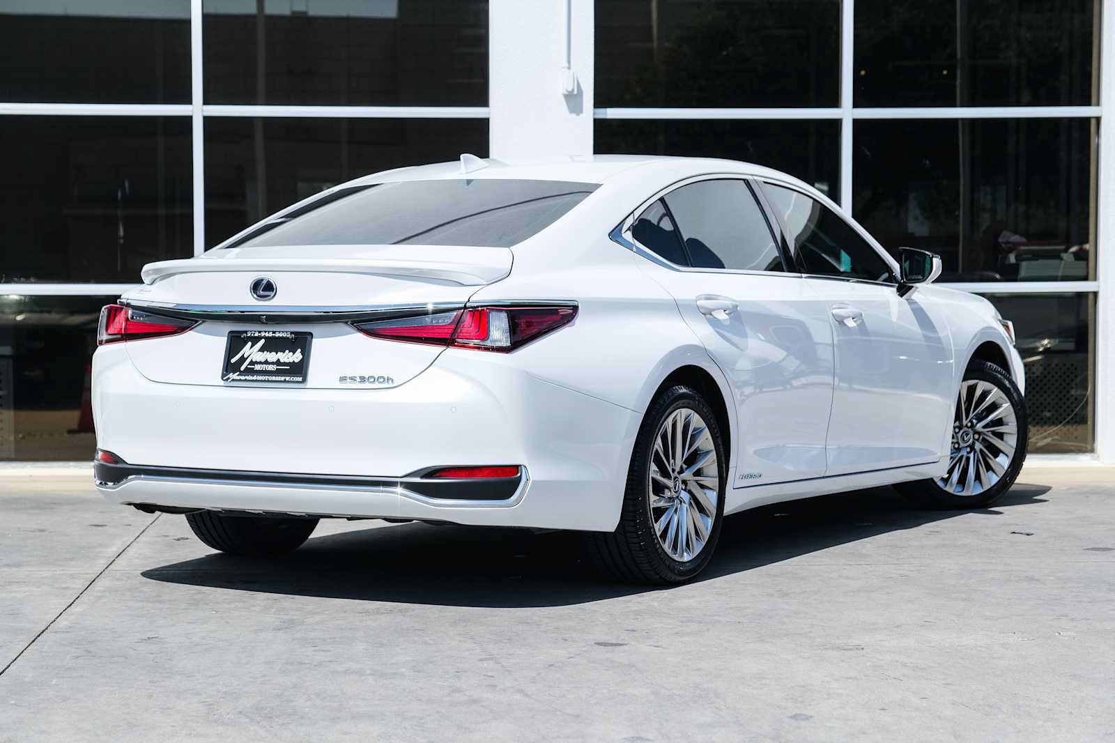 Used 2022 Lexus ES 300h Ultra Luxury w/ Accessory Package 2 FWD image 9