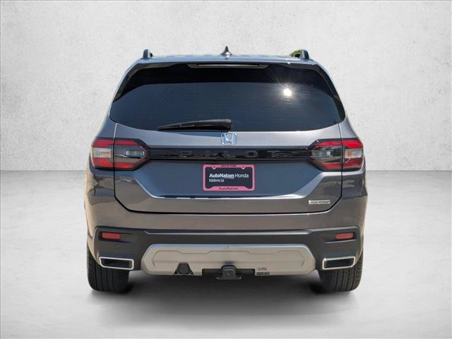 Used 2025 Honda Pilot Touring image 7