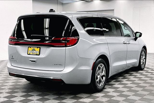 Used 2024 Chrysler Pacifica Limited image 13