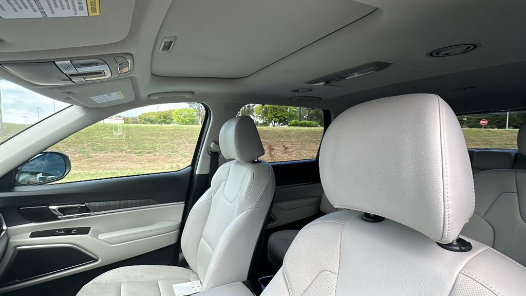 Used 2025 Kia Telluride EX w/ EX Captain's Chair Package image 13