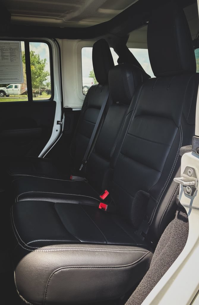 Used 2018 Jeep Wrangler Unlimited Sahara w/ Dual Top Group AWD/4WD image 18