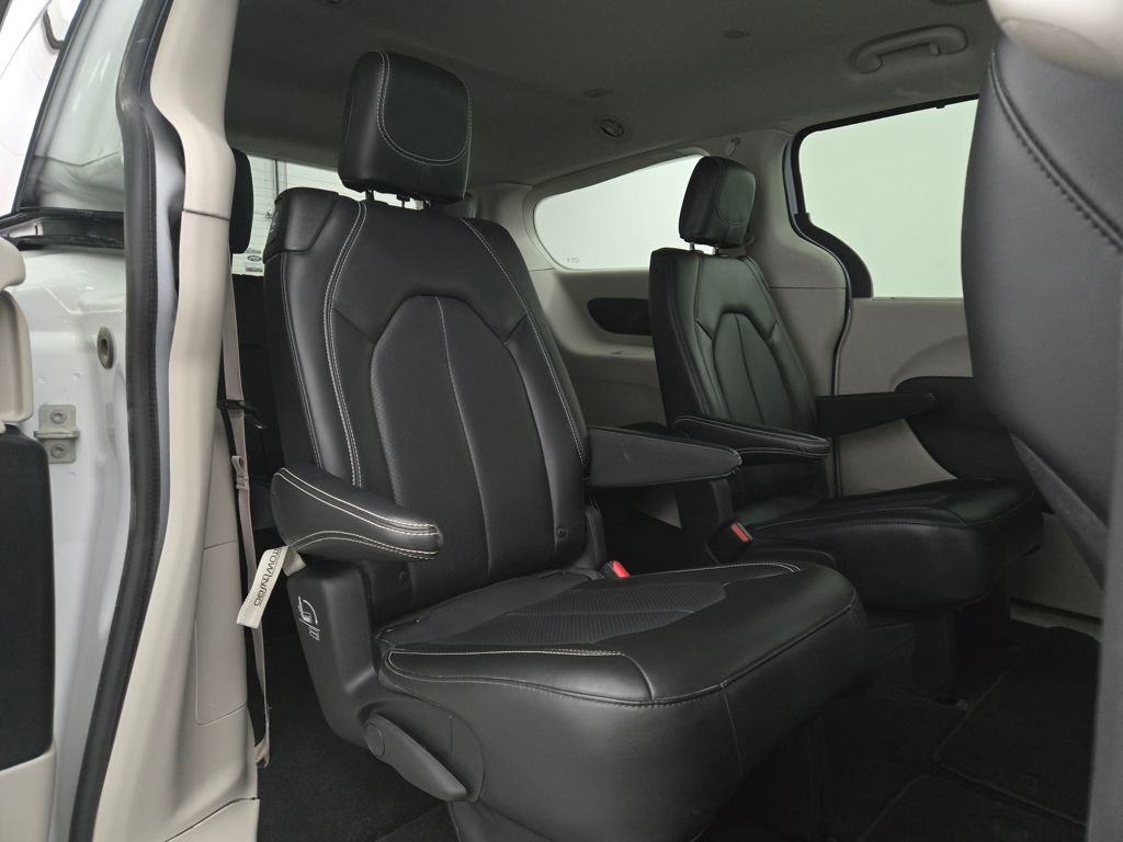 Used 2024 Chrysler Pacifica Touring-L image 32