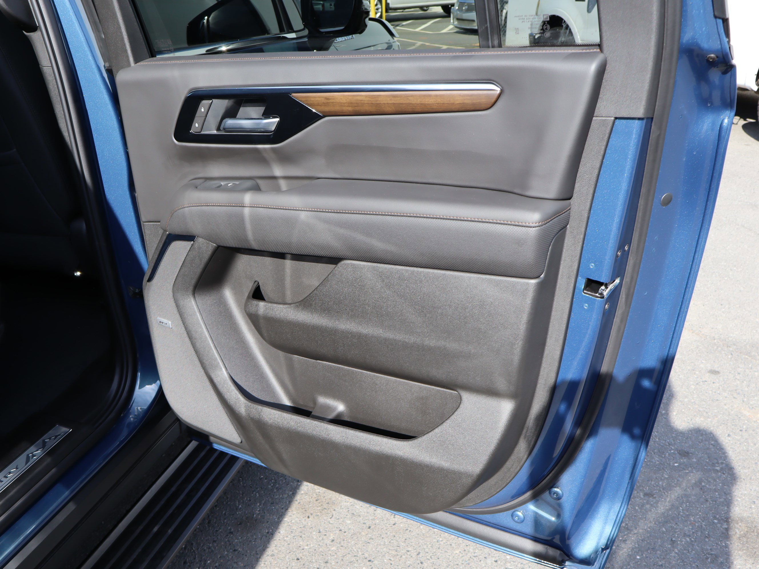 Used 2026 Chevrolet Suburban High Country AWD/4WD image 39