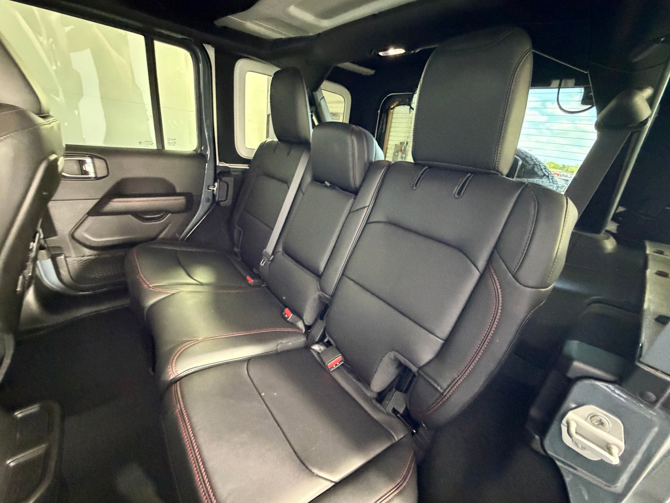 Used 2024 Jeep Wrangler Unlimited Rubicon image 25