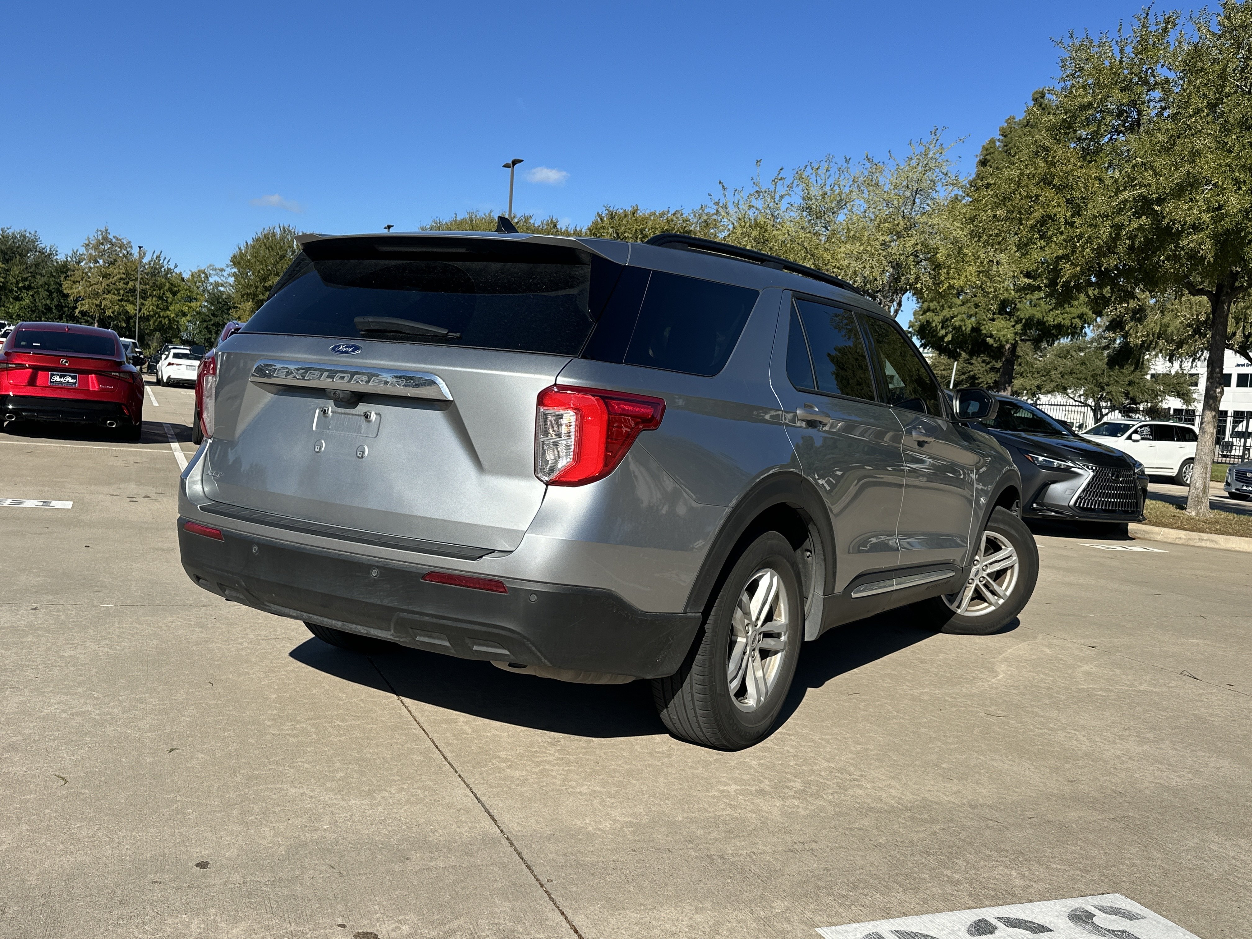 Used 2023 Ford Explorer XLT RWD image 2