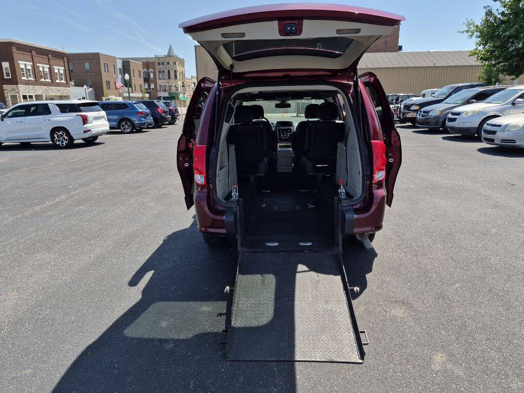 Used 2018 Dodge Grand Caravan SXT FWD image 32