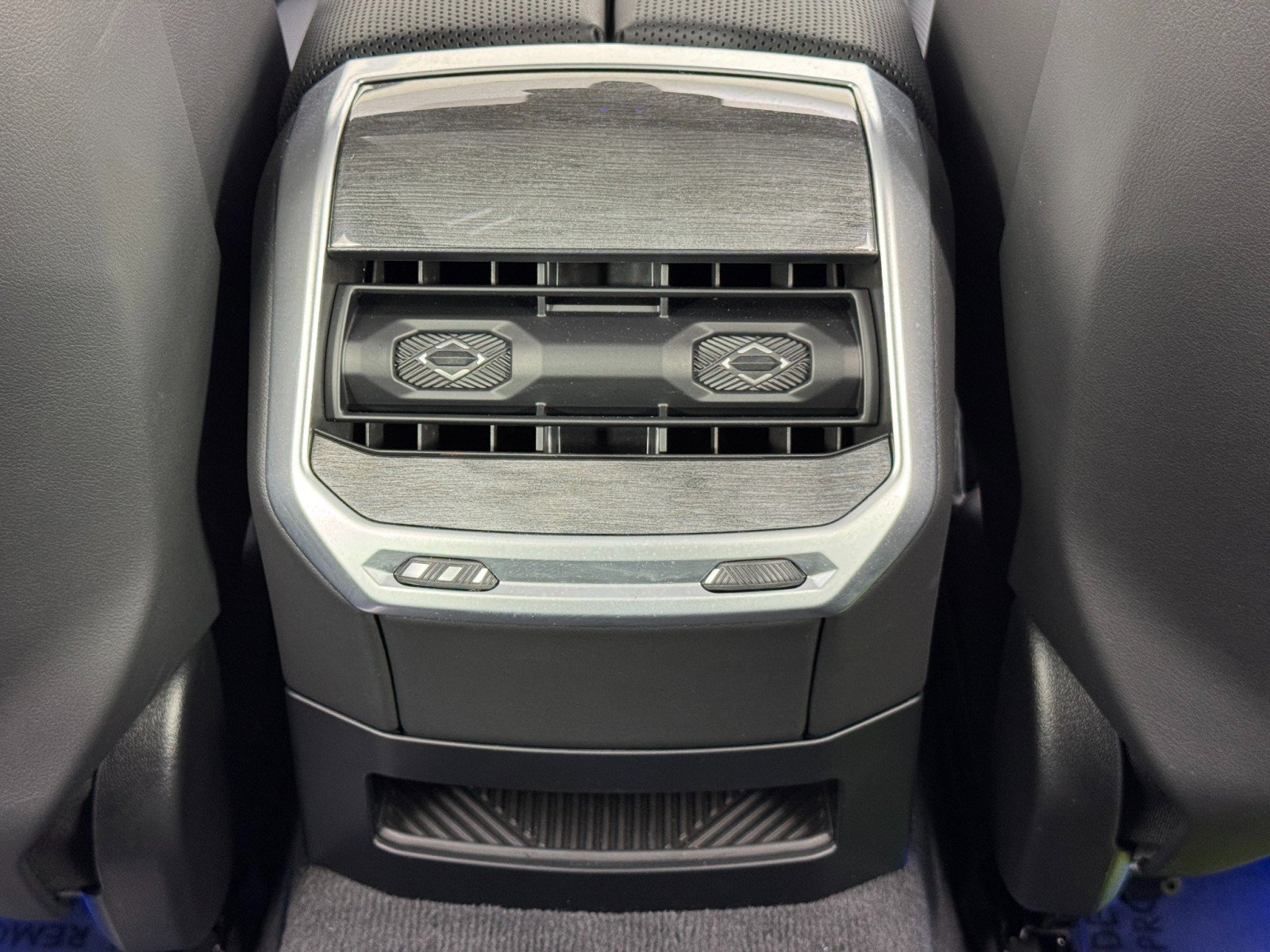 Used 2024 BMW i7 xDrive60 w/ Executive Package image 39