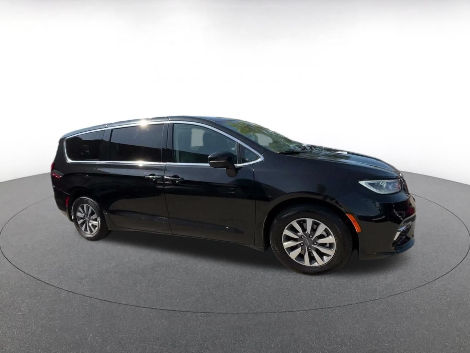 Used 2023 Chrysler Pacifica Touring-L FWD image 2