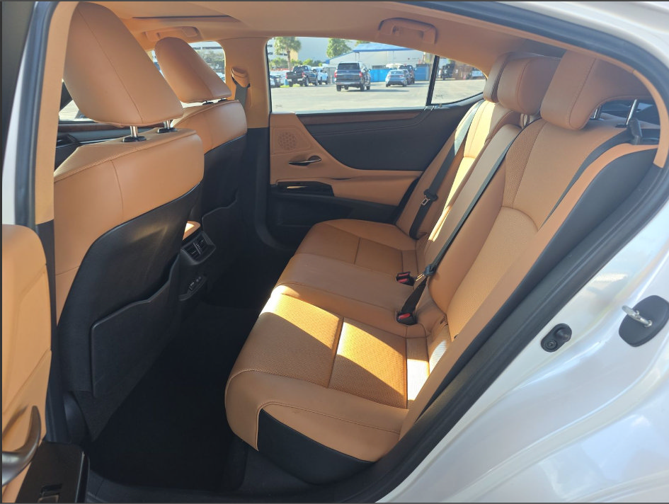 Used 2024 Lexus ES 350 w/ Premium Package FWD image 12