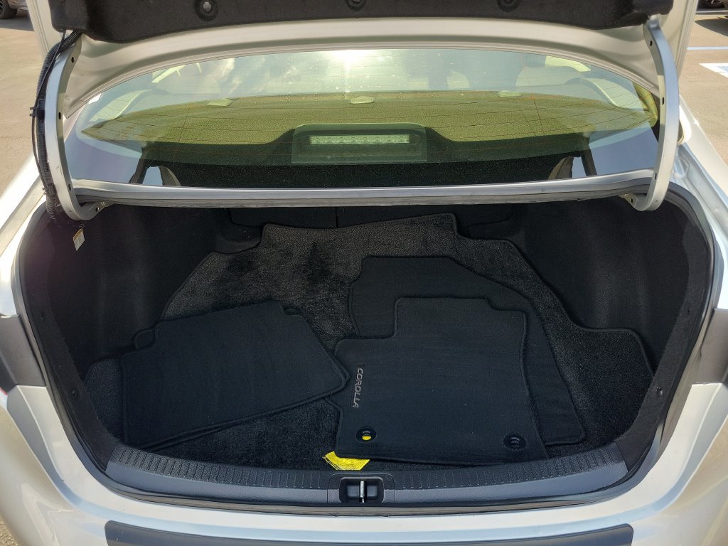 Used 2022 Toyota Corolla LE w/ Carpet Mat Package (TMS) FWD image 10