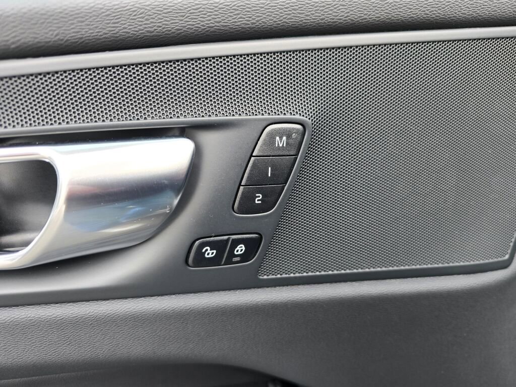 Used 2023 Volvo XC60 B5 Plus w/ Climate Package image 24