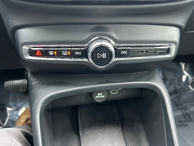 Used 2024 Volvo XC40 B5 Core image 21