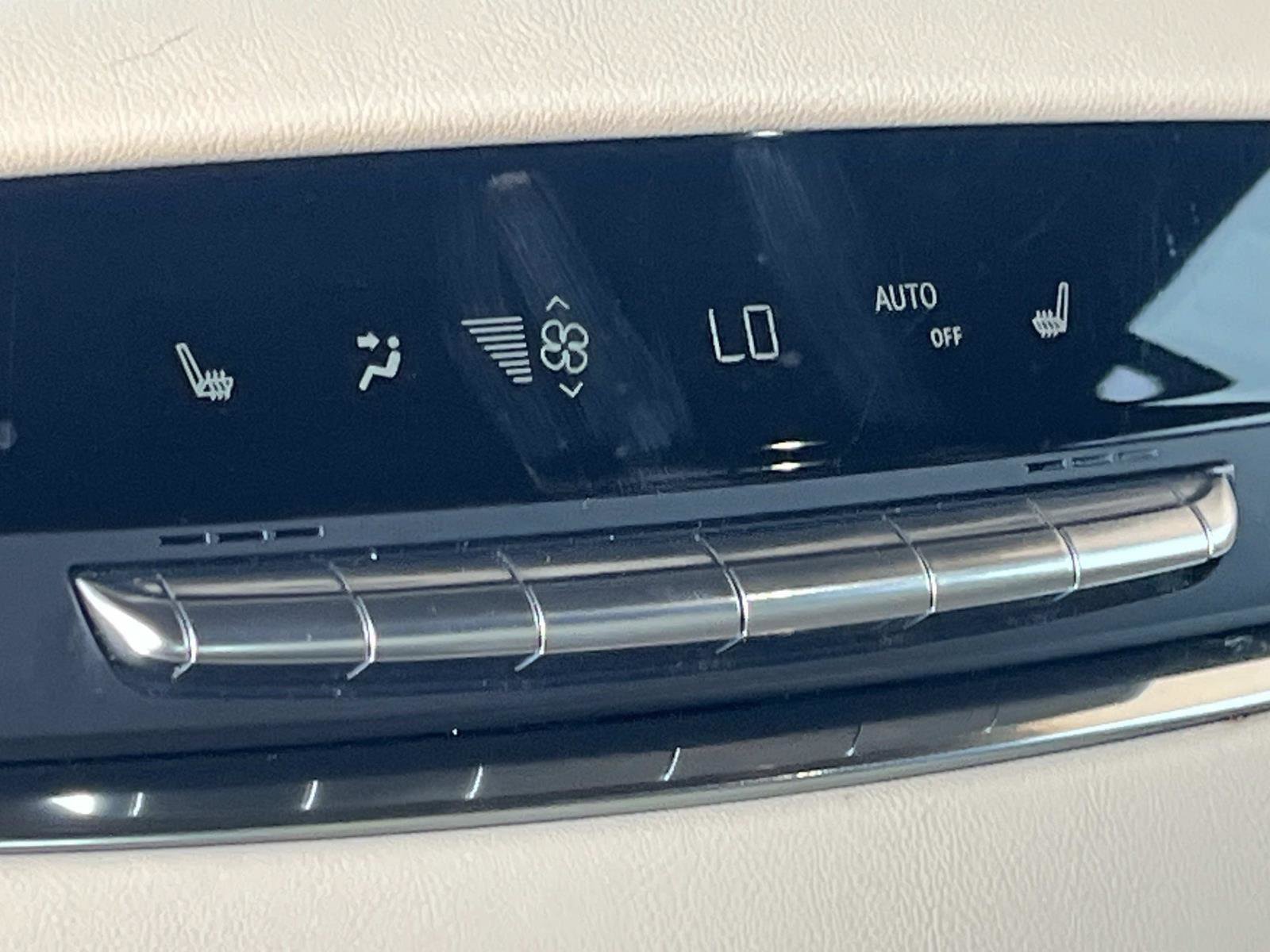 Used 2021 Cadillac Escalade Premium Luxury AWD/4WD image 16