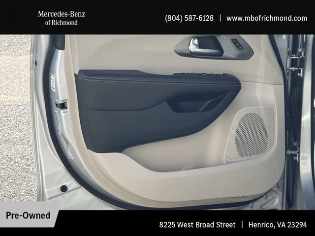 Used 2024 Chrysler Pacifica Touring-L FWD image 12