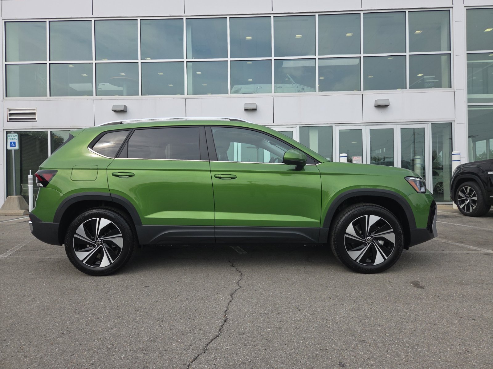 New 2027 Volkswagen Taos SE AWD/4WD image 2
