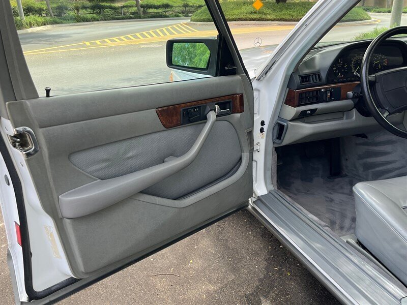 Used 1987 Mercedes-Benz 560 SEL image 15