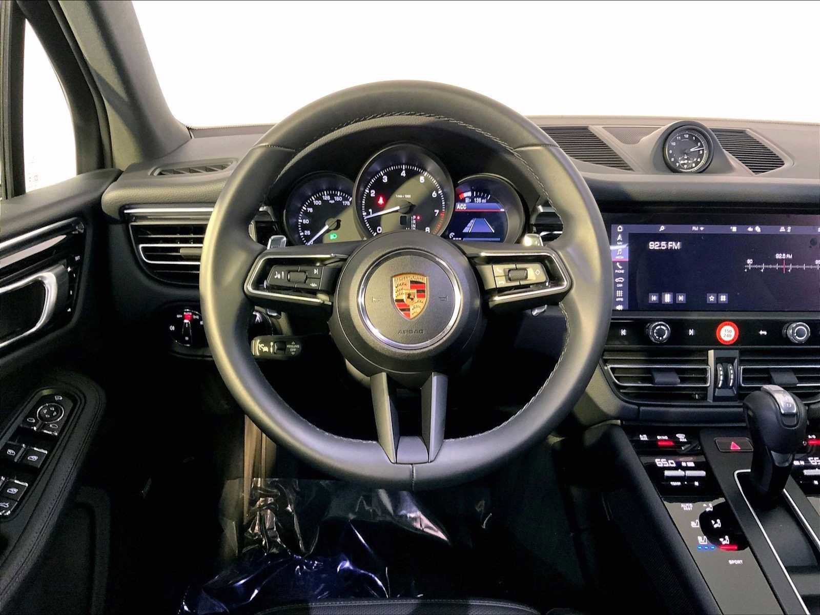 Certified 2025 Porsche Macan image 15