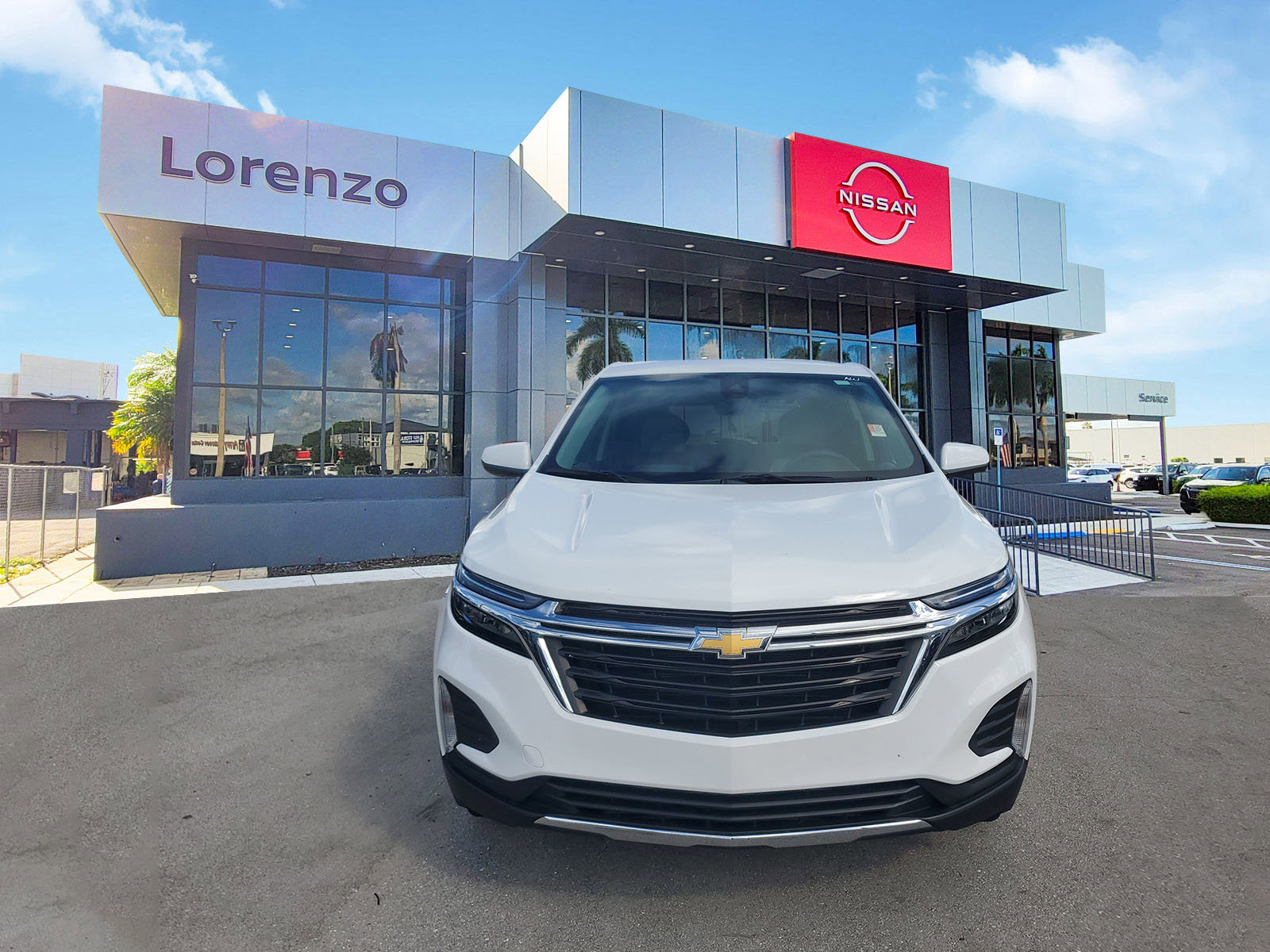 Used 2023 Chevrolet Equinox LT image 2