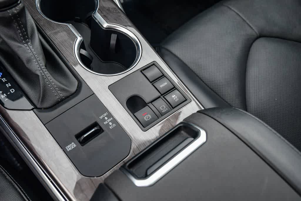 Used 2024 Toyota Highlander Limited FWD image 21