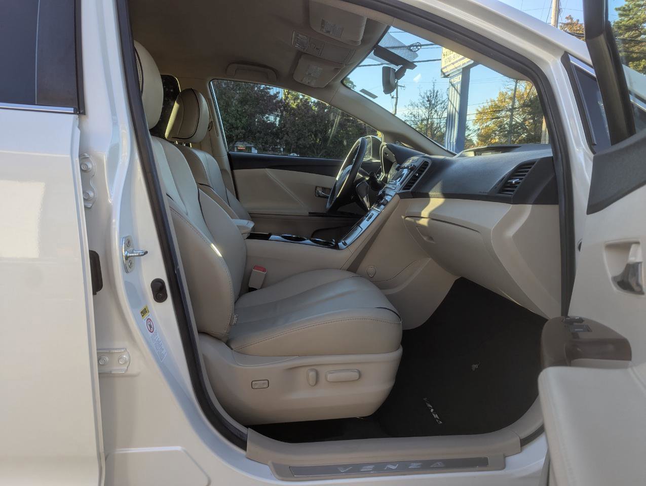 Used 2012 Toyota Venza XLE AWD/4WD image 32