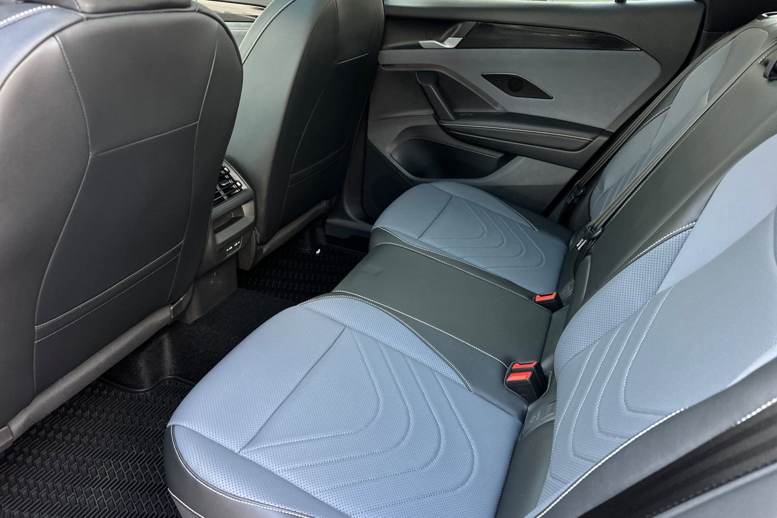 New 2026 Volkswagen Tiguan SE R-Line FWD image 10