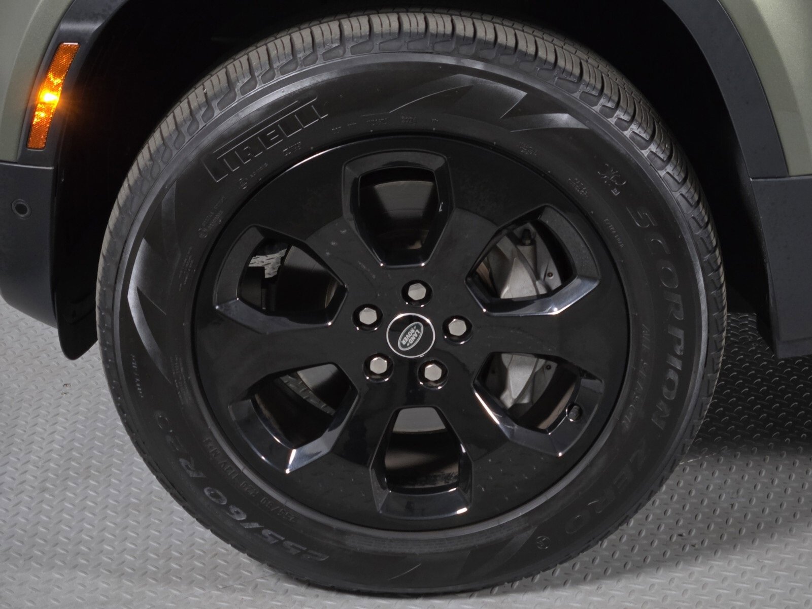 Used 2023 Land Rover Defender 110 SE image 9