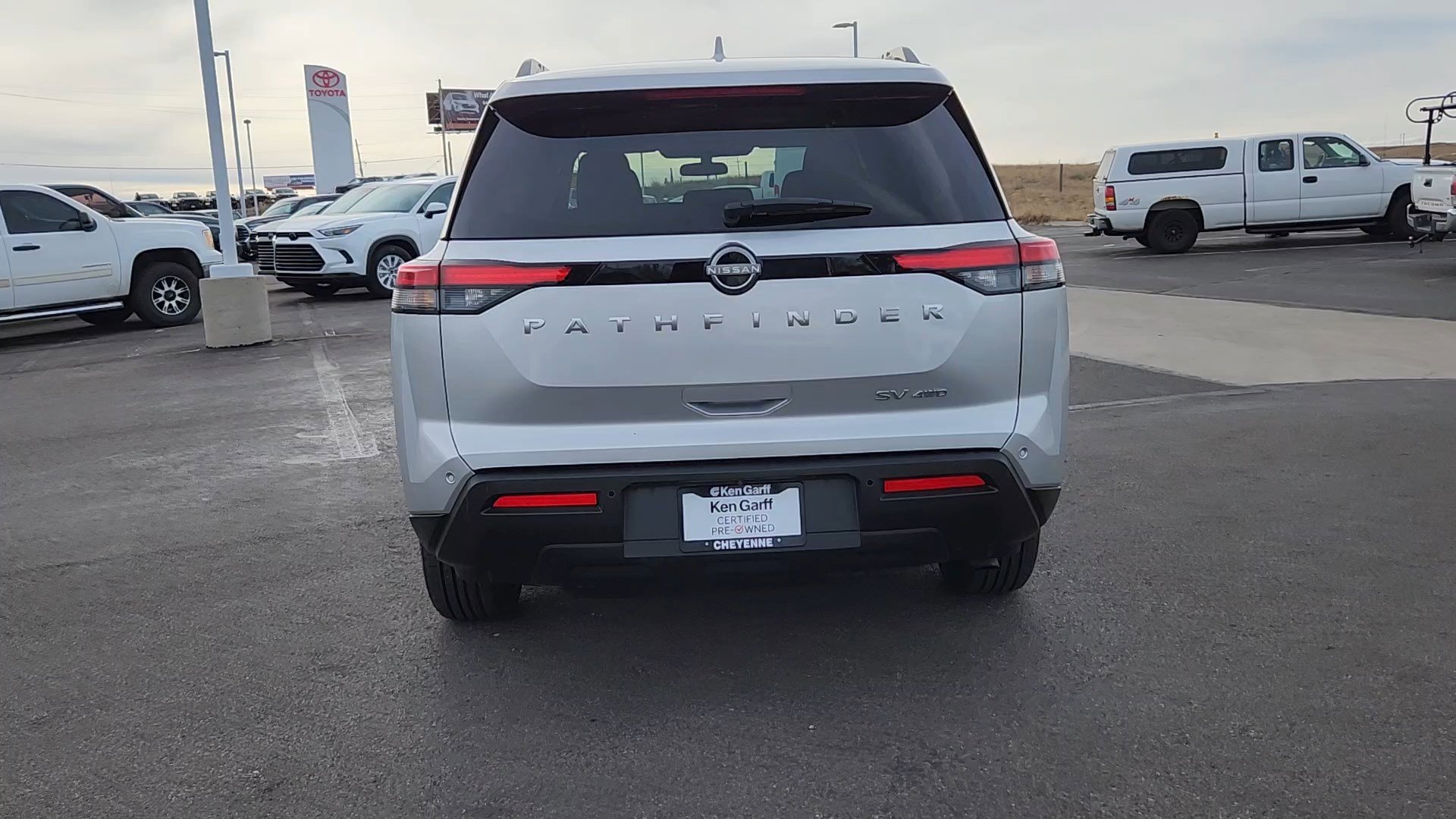 Used 2024 Nissan Pathfinder SV image 2