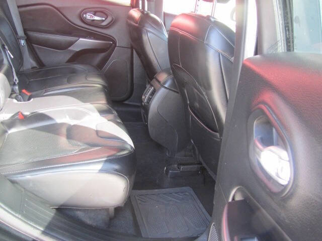 Used 2019 Jeep Cherokee Limited image 16