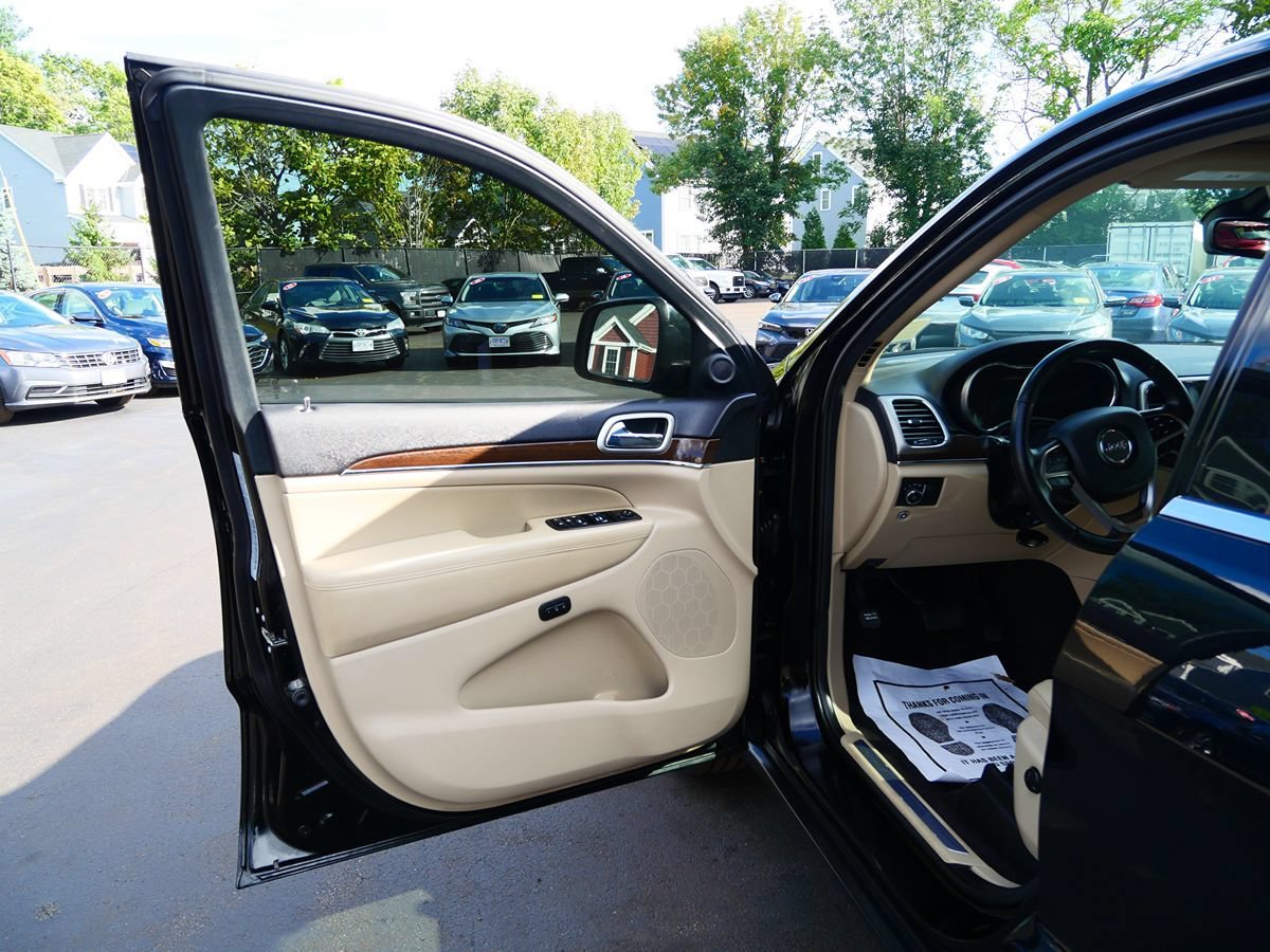 Used 2018 Jeep Grand Cherokee Limited AWD/4WD image 16