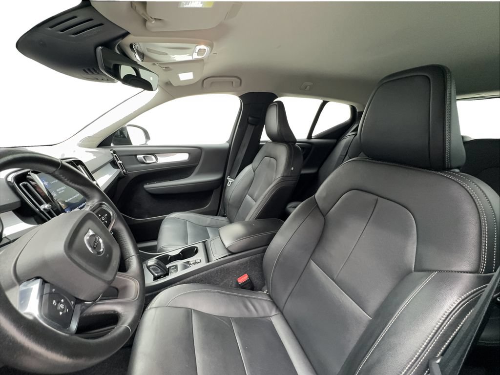 Used 2021 Volvo XC40 T5 Momentum w/ Premium Package AWD/4WD image 18