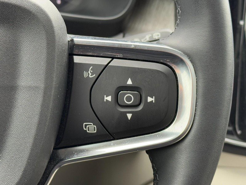 Certified 2023 Volvo XC40 B5 Ultimate w/ Protection Package Premier image 19