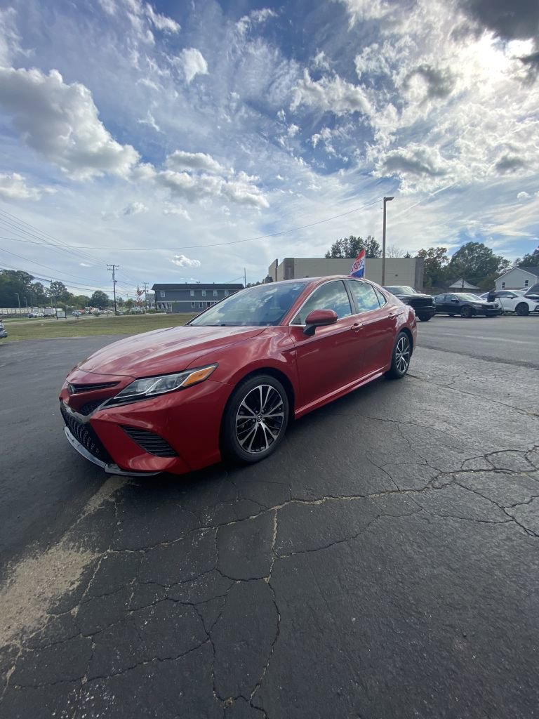 Used 2020 Toyota Camry SE image 2