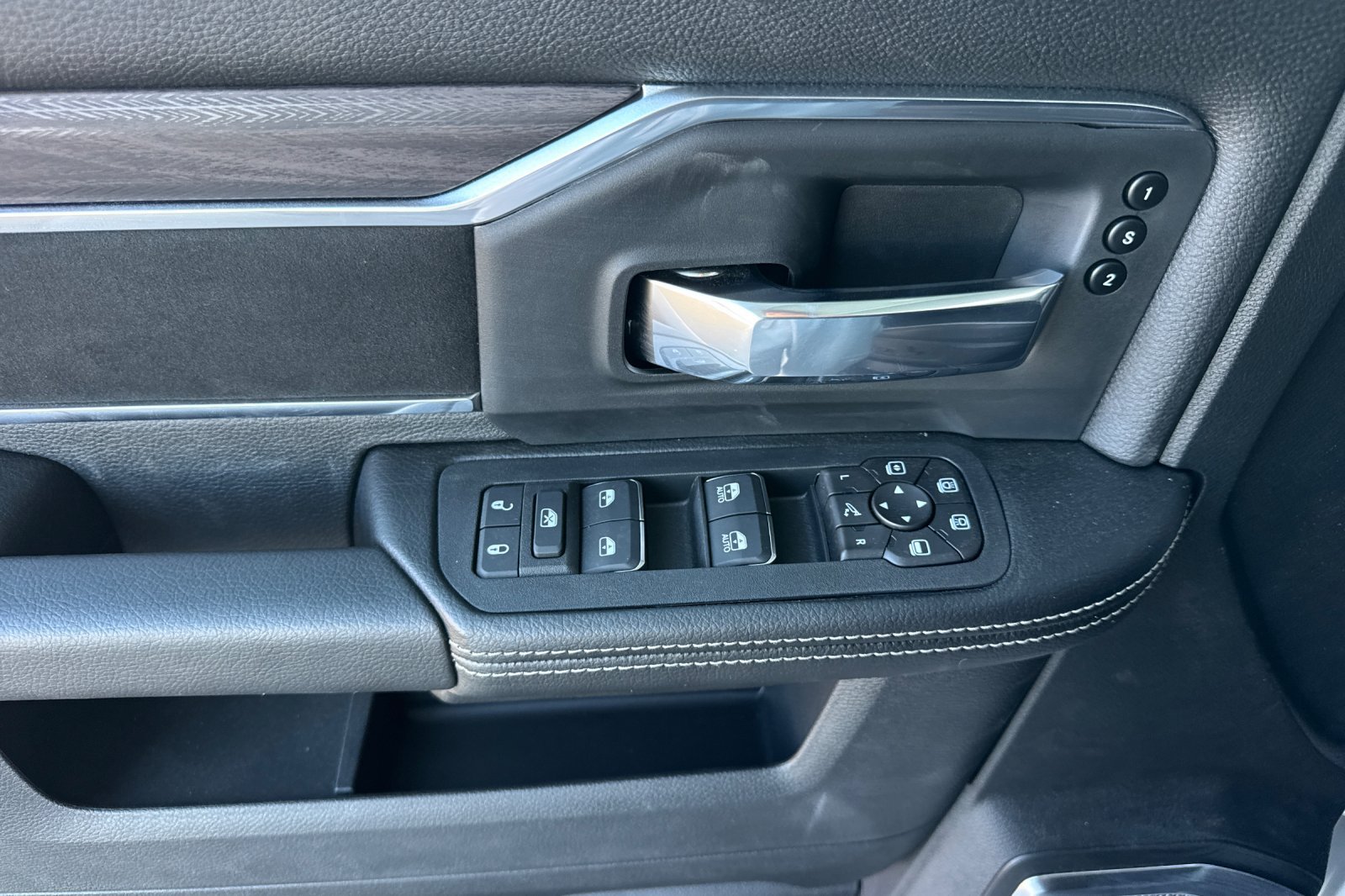 New 2026 RAM 3500 Laramie AWD/4WD image 10