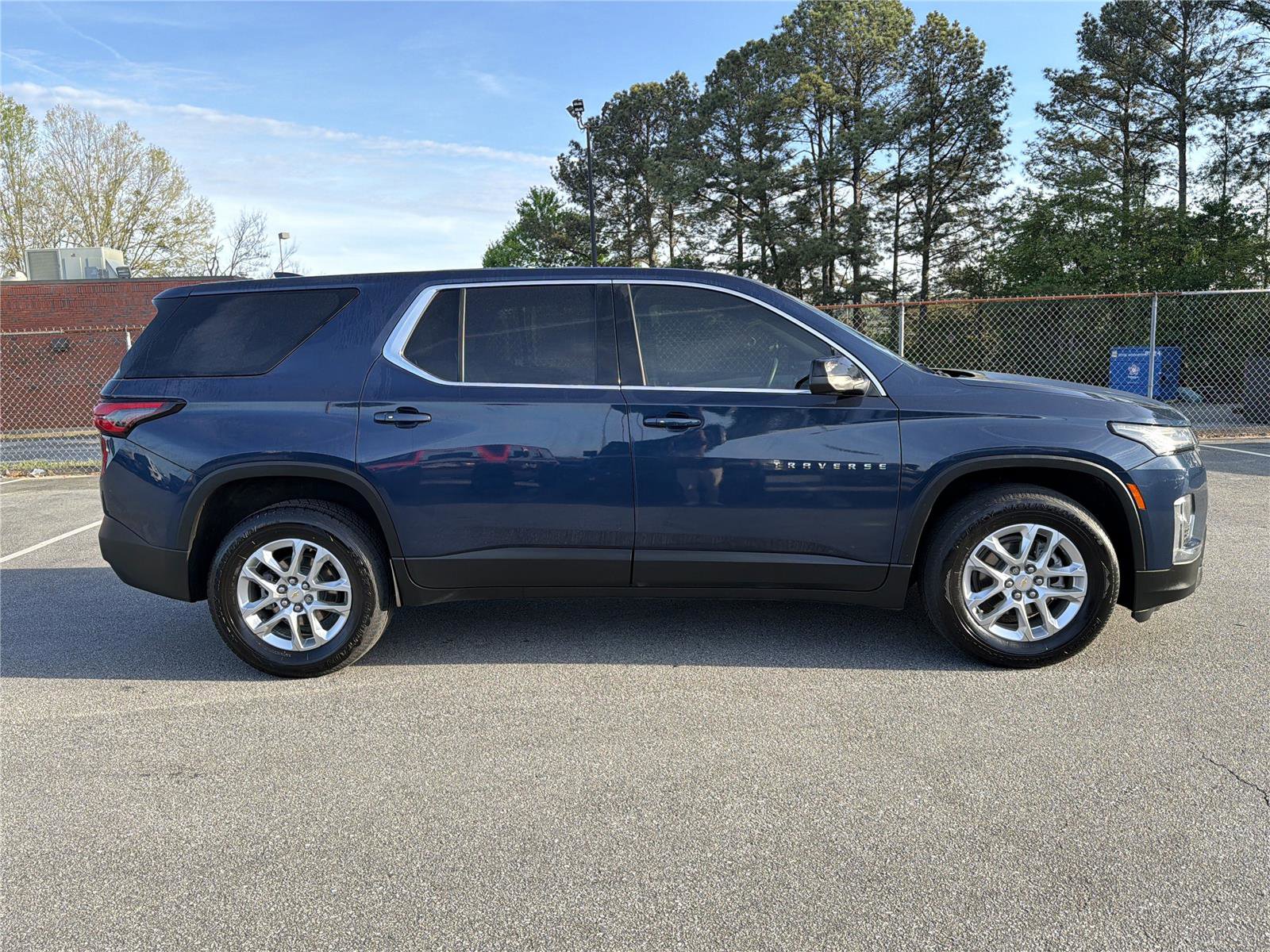 Used 2022 Chevrolet Traverse LS FWD image 4
